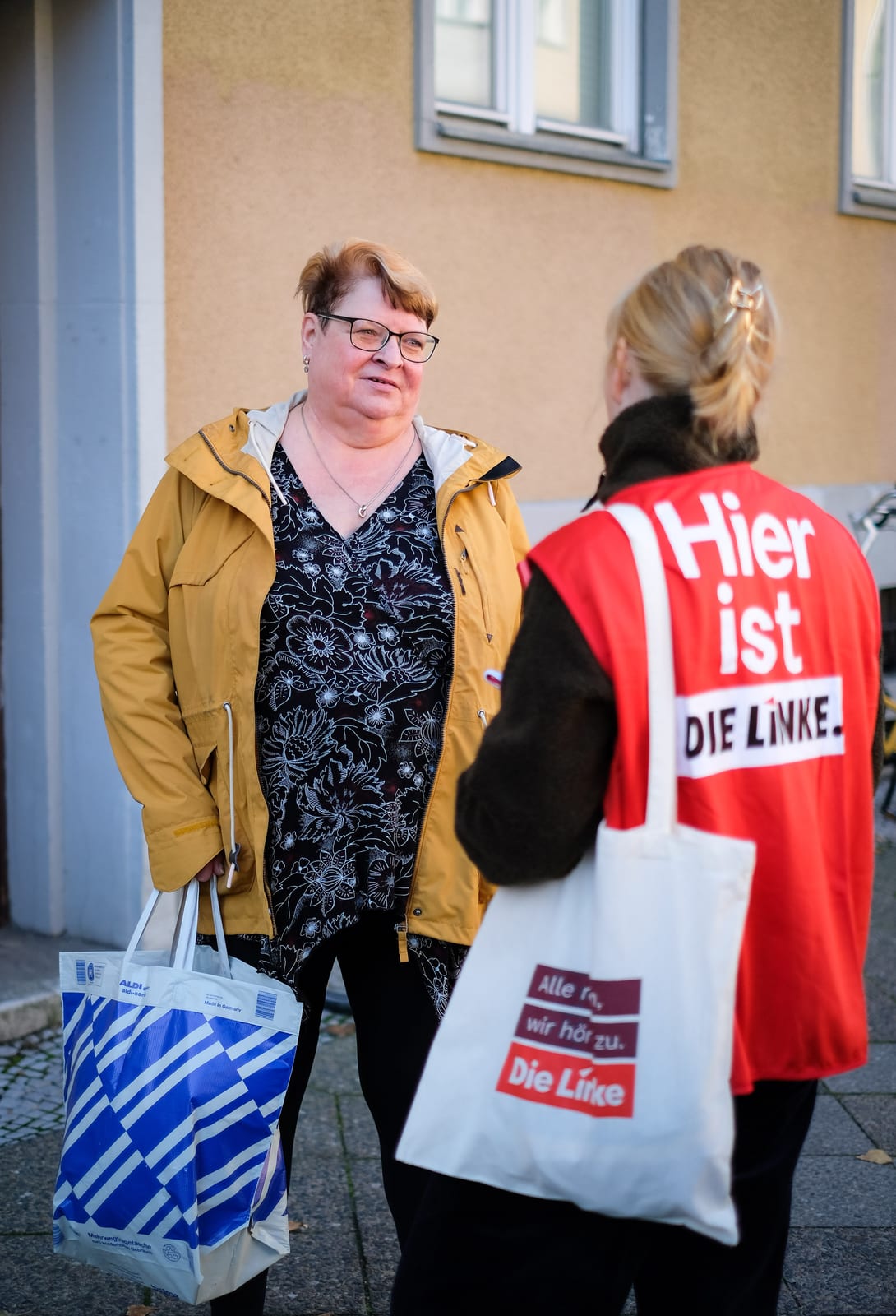 Gespräch an der Haustür im Wahlkampf
