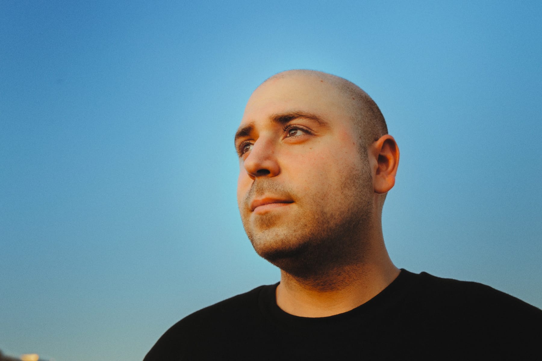 Porträt von Yurtsever Özdemir vor blauem Abendhimmel